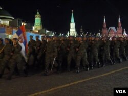 5月4日的彩排中,塞尔维亚军队在中国军队之前通过红场 (美国之音白桦拍摄)