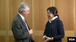 英国议会跨党派中国事务小组主席、议会下院成员Richard Graham, MP 葛力恒和美国之音记者燕青(美国之音拍摄)