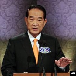 亲民党主席宋楚瑜在辩论会上讲话