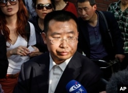 2012年5月2日,中国人权活动家蒋天勇对医院外的记者讲话。