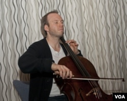 桑维克在挪威广播交响乐团排练（美国之音方正拍摄）