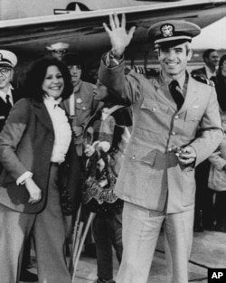 1973年3月18日,曾经当过5年战俘的约翰·麦凯恩中校抵达佛罗里达州杰克逊维尔海军航空站,挥手致意。