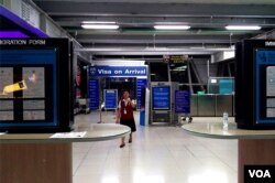 曼谷素万纳普机场落地签证大厅显得空空荡荡。(美国之音朱诺拍摄,2016年11月26日)