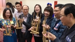 部分立委和新住民一起学习印尼乐器 (齐勇明拍摄)