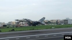 台湾自主制造的主力战机IDF经国号从战备道上起飞。 (美国之音萧洵)