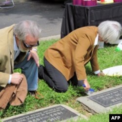 当地的白人居民为华人先民清理墓碑