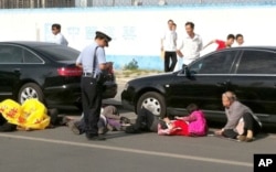 七名福建上访者6月3日到北京的美国大使馆门口企图集体服毒自杀,但很快被警察制止