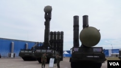 莫斯科国防武器展上的S-300防空导弹。(美国之音白桦拍摄)