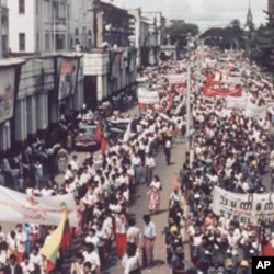 缅甸民众走上街头抗议要求民主(1988年9月)