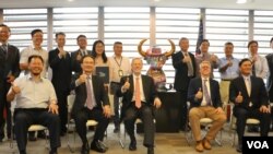 美国在台协会处长郦英杰(前排中)与AMVER项目获奖者合影。