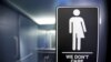Sebuah poster ditempel di luar toilet Hotel 21C Museum di Durham memprotes larangan bagi transgender untuk menggunakan toilet umum di Durham, North Carolina, 3 Mei 2016. (Foto: Jonathan Drake/Reuters)