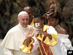 在梵蒂冈的保罗六世大厅,在每周一次的教宗公开接见活动之前,朝圣者与教宗方济各自拍(2017年8月2日)