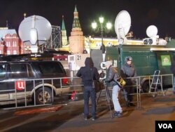 去年总统大选结束后,国家控制的几家俄罗斯电视台报道支持普京集会。(美国之音白桦拍摄)