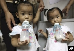 中国女孩在深圳医院等待检查肾结石的时候喝三鹿牛奶(2008年9月17日)