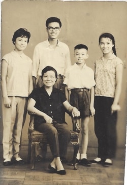 1961年少年时代的宋永毅(右二)和母亲、大哥、姐姐们