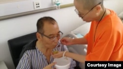 刘霞在医院病房陪护患肝癌晚期的刘晓波。(网络图片)