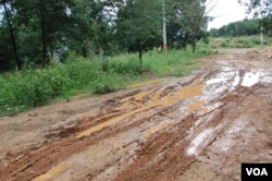 通往公墓泥泞不平的山路 (美国之音林森拍摄)