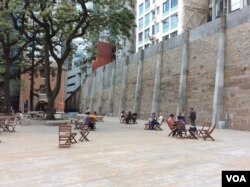 建在高坡处的监狱、操场和高墙 (美国之音记者申华 拍摄)