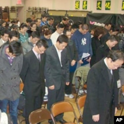 参加追思会群众默哀