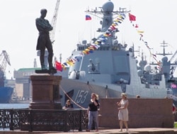 中国海军西安号导弹驱逐舰停靠在俄罗斯圣彼得堡的涅瓦河上。(2019年7月26日)