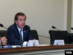 美众议院外交关系委员会主席罗伊斯讨论朝鲜问题(2017年6月13日,美国之音莉雅拍摄)