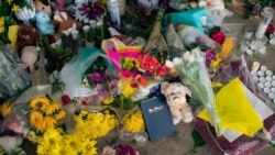 亚特兰大枪击案受害者之一谭小洁的店外摆满了鲜花和玩具(美国之音记者文灏拍摄)