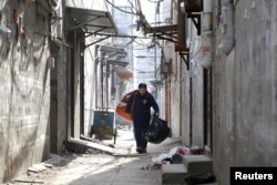 一名外地来京打工者被清除出他在北京大兴新建村的住所(2017年11月25日)