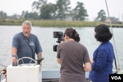 蒂姆•麦克库洛赫接受记者采访 (VOA卫视袁美拍摄)