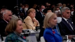 德国总理默克尔（中）2021年11月1日在苏格兰格拉斯哥举行的联合国气候峰会开幕式上。来自世界各地的领导人参加此次峰会制定应对全球变暖共同挑战的愿景。（美联社照片/Alberto Pezzali）