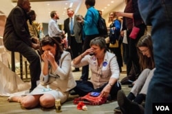 民主党在马里兰州银泉镇的观票聚会上,希拉里的支持者士气低落。(美国之音晓歌拍摄)(美国之音晓歌拍摄)