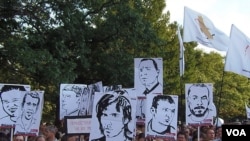 7月26日莫斯科反政府示威中,群众手举被捕反对派人士画像,要求释放政治犯(美国之音白桦)