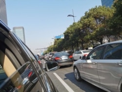 2020年3月18日上海街道上拥堵的车辆 (美国之音受访者拍摄)