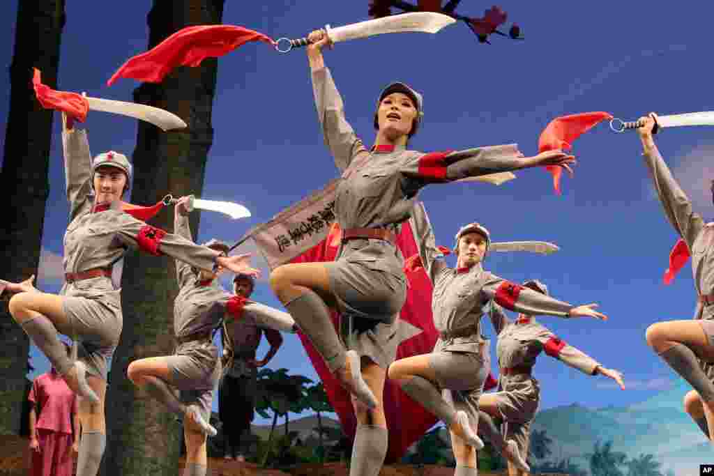 2006年11月9日,中国歌剧舞剧团在南宁表演芭蕾舞剧《红色娘子军》。2018年1月2日,中央芭蕾舞团说,法院的错误判决使《红色娘子军》将遭遇被迫停演的命运。这种说法是据实以告还是危言耸听?如果真的停止演出这个红色样板戏,是好事还是坏事?众说纷纭。