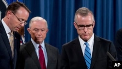 资料照:时任联调局代理局长的麦卡布在时任司法部长塞申斯和副部长罗森斯坦的伴随下走到新闻发布会的讲台。 (2017年7月20日)