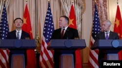 美国国务卿蓬佩奥和美国国防部长马蒂斯在美中外交与安全对话会议后在华盛顿国务院举行的记者会上倾听中国国务委员杨洁篪讲话。(2018年11月9日)