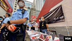 大批军装警员搜查支联会母亲节街站,怀疑支联会进行进行批准筹款活动(美国之音/汤惠芸)