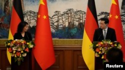 中国外长秦刚在北京钓鱼台国宾馆接待到访的德国外长安娜莱娜·贝尔伯克期间举行联合记者会。(2023年4月14日)