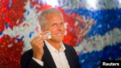 CEO Ngân hàng Stonegate David Seleski cầm chiếc thẻ tín dụng trong một cuộc phỏng vấn ở Havana, Cuba, ngày 8 tháng 6 năm 2016.