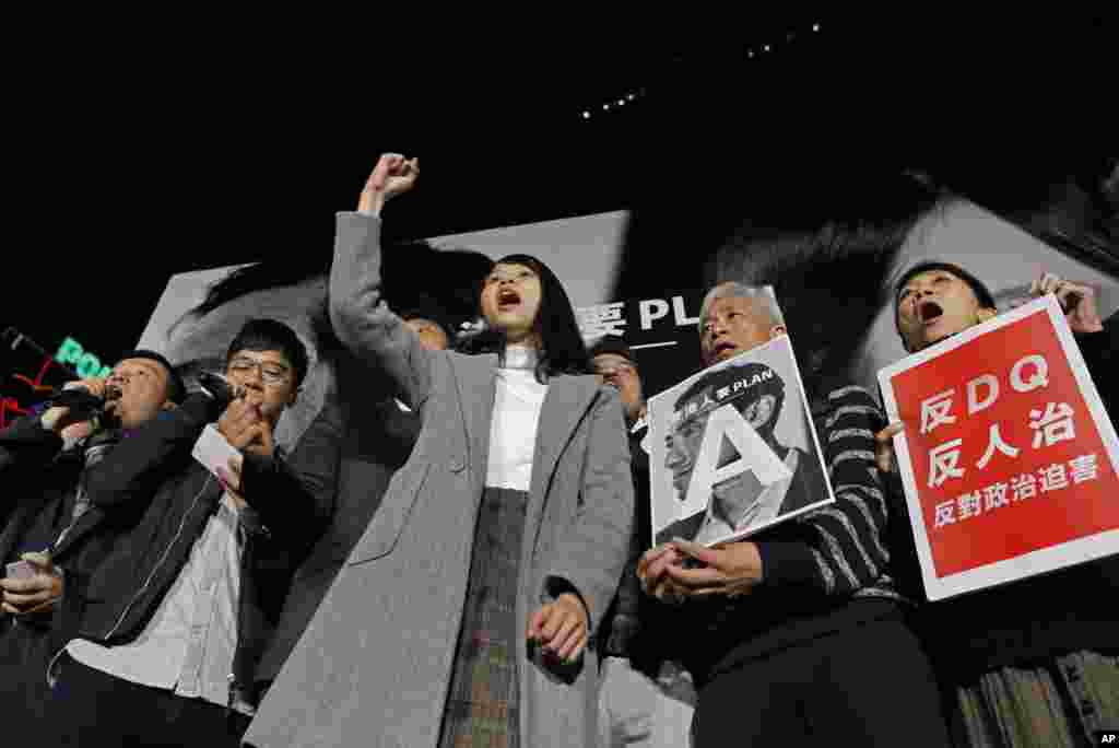 被取消竞选资格的香港自决派团体“香港众志”的常委周庭和支持者在“反对政治筛选集会”中喊口号(2018年1月28日)。周庭的支持者举行“反对政治筛选集会”,数千人参加。警方表示有两千多人参加。示威者的口号是“反DQ(取消资格的英文 Disqualify 的缩写),反人治,反对政治逼害,香港人要PLAN A,守护制度公义。撑周庭”等。