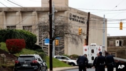 应急人员站在美国宾夕法尼亚州生命之树教堂外面