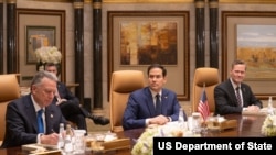 资料照片:2025年2月28日,美国中东事务特使威特科夫与国务卿卢比奥和时任总统国家安全顾问华尔兹等官员在沙特阿拉伯利雅得出席会议。(美国国务院照片)