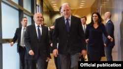 欧洲移民事务专员阿弗拉莫普洛斯(Dimitris Avramopoulos)(中)