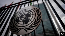 资料照片:纽约联合国总部外的正门上显示着联合国的标志。(2022年2月24日)
