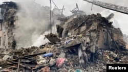 俄罗斯对乌克兰顿涅茨克地区新罗迪夫卡镇发动袭击。乌克兰救援人员在一处被导弹击毁的住宅楼展开救援。(2023年11月30日)