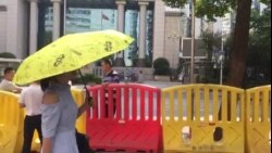 江天勇案开庭时法院外面有警察和便衣在现场维稳。(网友提供) 江天勇案开庭时法院外面有警察和便衣在现场维稳。(网友提供)