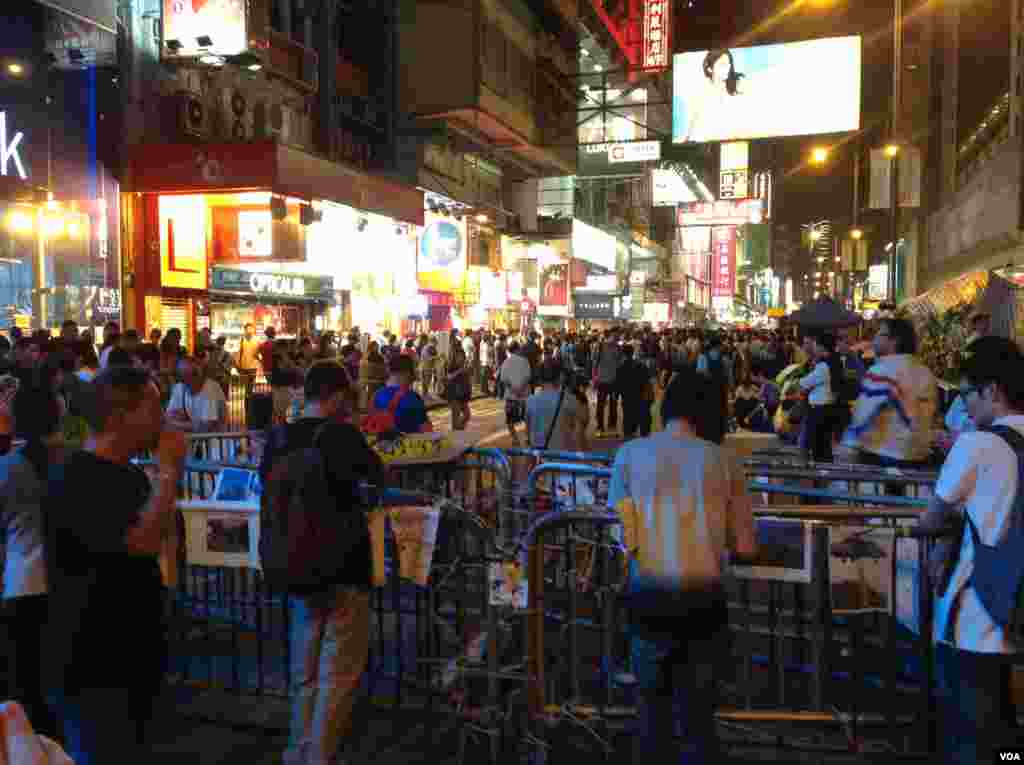 旺角占领区周五白天发生零星冲突外晚间平静(美国之音图片/海彦拍摄 )