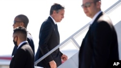 2021年6月12日,在七国集团峰会结束后,美国国务卿布林肯从英国的康沃尔机场登机前往布鲁塞尔。