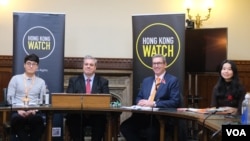 郑文杰 (图左一) 英国国会跨党派香港小组主席麦道国(Blair McDougall, 图左二)罗杰斯 (Benedict Rogers, 图右二)与邝颂晴 (图右一) (美国之音/郑乐捷)
