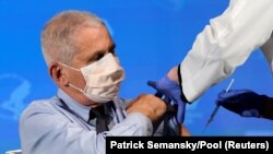 弗契医生在接种疫苗。