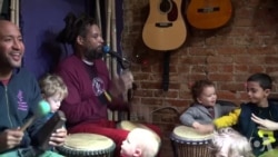 歌手在观众中激发和平与团结 歌手在观众中激发和平与团结